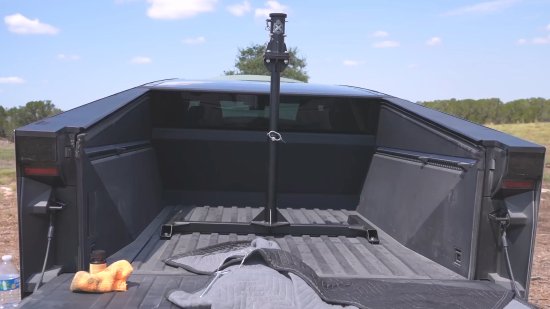 油管博主给Cybertruck装重机枪!化身《光环》疣猪号-第8张图片