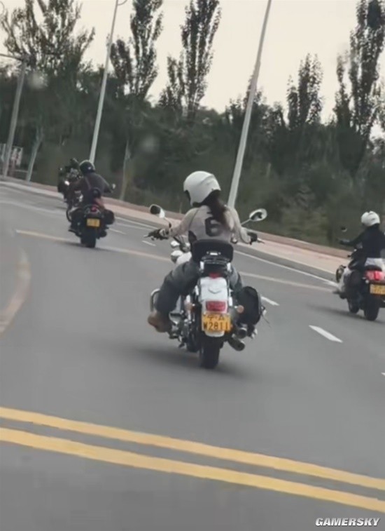 女骑马路压弯不歪身子只歪头 网友：没少玩《跑跑卡丁车》-第1张图片