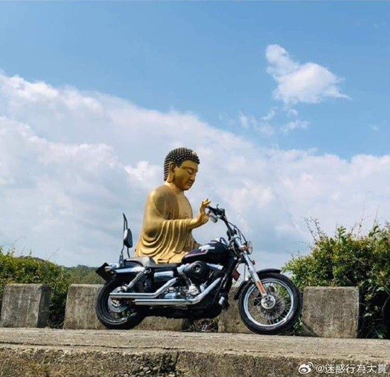 贫也能造假了 大腿肉加大腿袜的晚间囧图-第2张图片