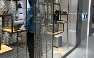 迪奥假人模特穿搭撞衫外卖员 店员：滑雪服售价超8万