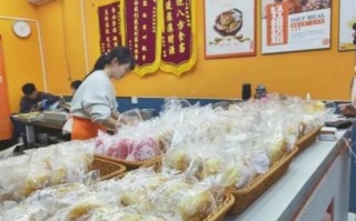 当年轻人涌入2元面包店 一天卖出800个现烤面包