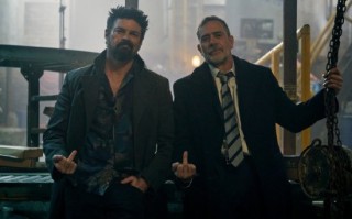《黑袍纠察队4》公开幕后照：两人不屑比中指
