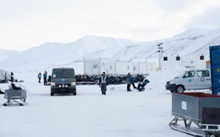 “滚导”新片《超人》挪威片场照曝光 一片冰天雪地