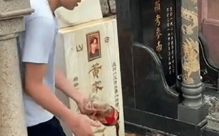 黄家驹墓碑被毁歌迷扫墓痛哭:四川专程过来便闻噩耗
