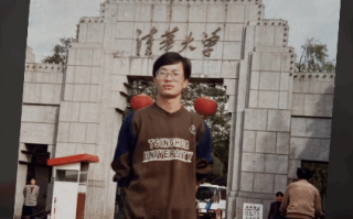 卢伟冰晒30年前清华上学照片：意气风发 你能认出吗