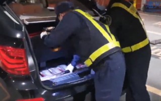该男子藏了200盘“二合一”开关磁带，因入境被查。