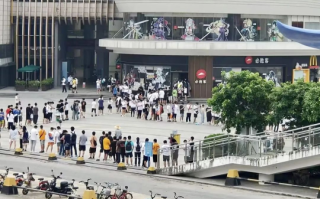 崩溃铁迷们，你们是认真的吗？mhy游戏角色意外着火和廉价宝石。