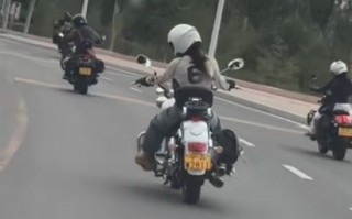 女骑马路压弯不歪身子只歪头 网友：没少玩《跑跑卡丁车》