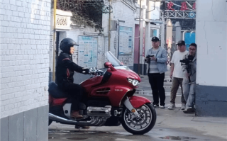 全球首款水平对置8缸！魏建军骑上了长城首款摩托车