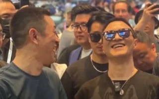 汪峰打卡蔚来展台：李斌亲自接待 共同体验无麦K歌