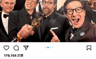 关继威发奥斯卡合影：很荣幸为小罗伯特·唐尼颁奖