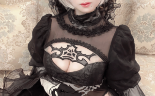 美女COS《尼尔》2B小姐姐：白皙皮肤凸显傲人身材