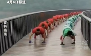 老人扎堆鳄鱼爬硬核锻炼 医生:坏处多于好处
