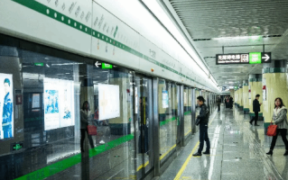 地铁上老人强迫年轻人让座：民警处理方式获网友点赞