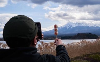日本小镇升级“拉网”遮挡富士山：不堪游客骚扰破坏